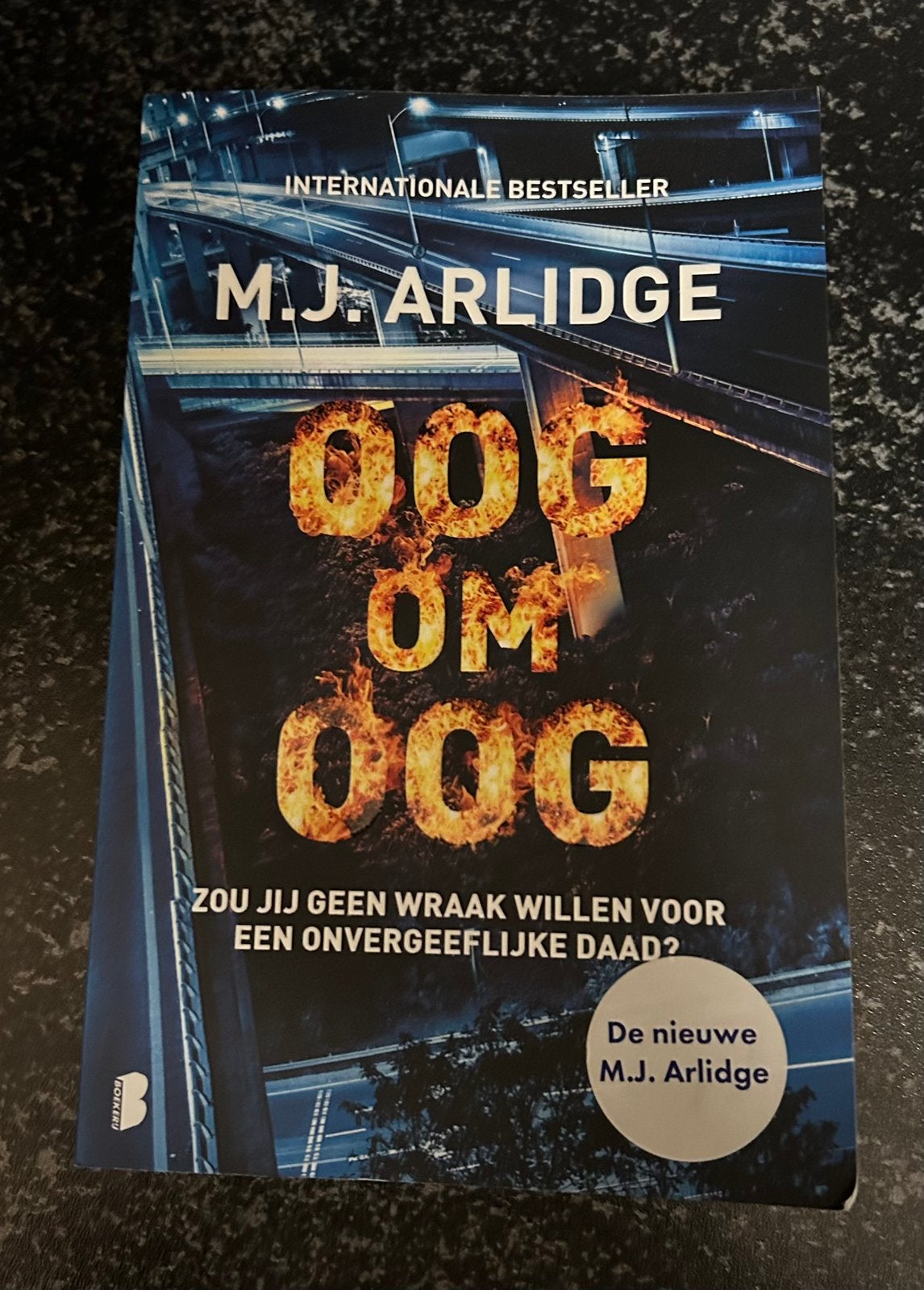 Oog om oog M. J. Arlidge, Ophalen, Zo goed als nieuw