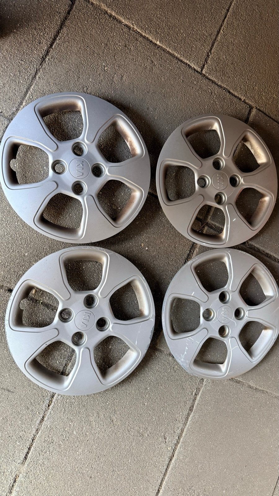 Set van 4 Kia wieldoppen - Gebruikt maat is 14 inch, Ophalen of Verzenden, Gebruikt