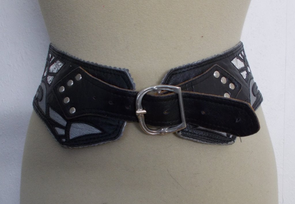 Vintage/hippie/gothic leren zwarte bewerkte riem! S, 5 cm of meer, Tailleriem, Zo goed als nieuw, Verzenden