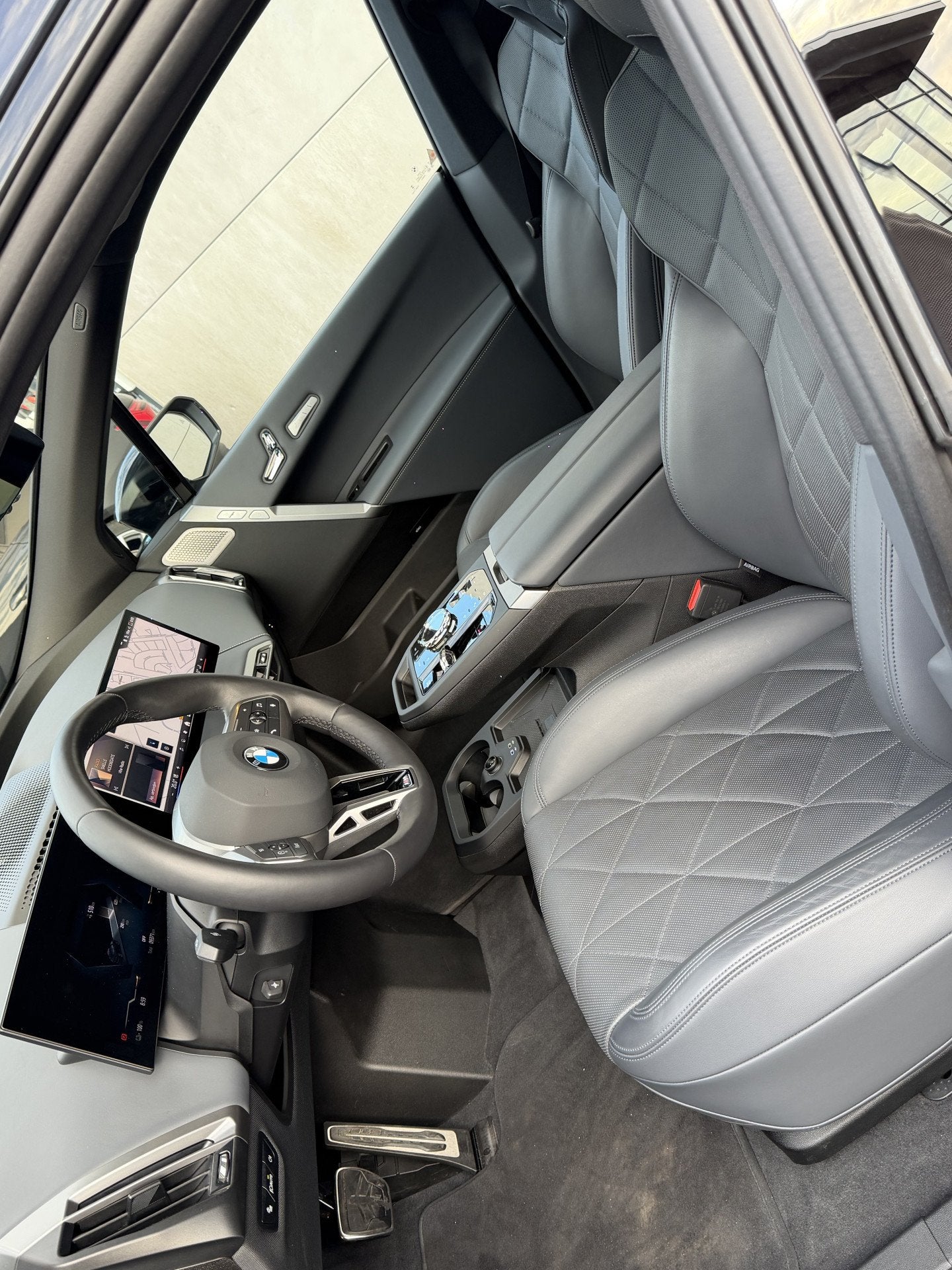 BMW iX xDrive45 101 kWh Full!-B&W-4 Wiel St-Luchtver-23"-Pan, Auto's, Automaat, Gebruikt, 100 kWh, Zwart