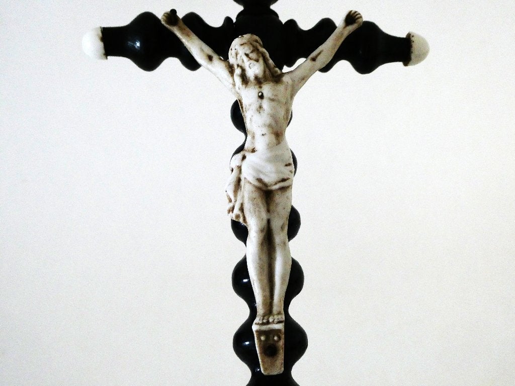 Crucifix kruis met zwarte afwerking biscuitporselein Jezus, Ophalen of Verzenden