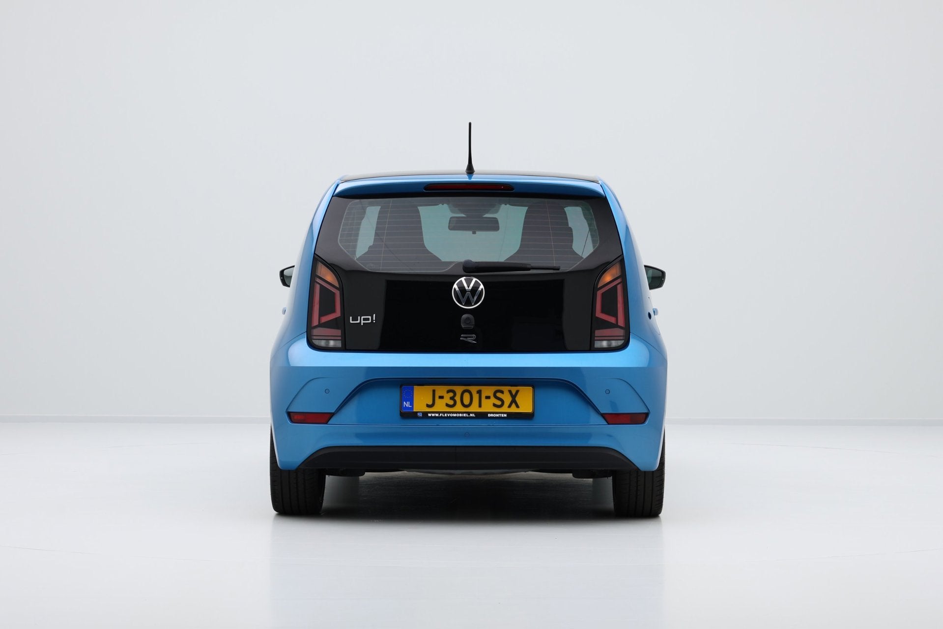 Foto 12 van Volkswagen Up! 1.0 R-Line 5-drs Airco|17" LMV|Zwart dak|PDC