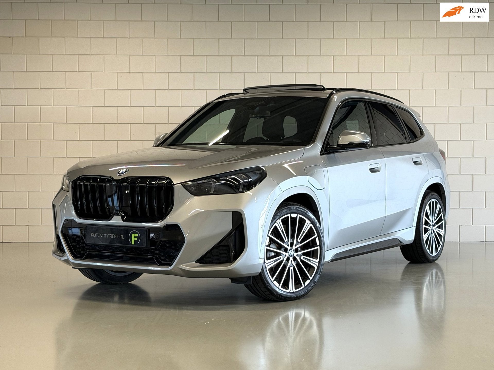 BMW X1 XDrive30e M Sport Pro Individual | PANO | TREKHAAK |, Dealer onderhouden, Leder, Bedrijf, Hybride Elektrisch/Benzine
