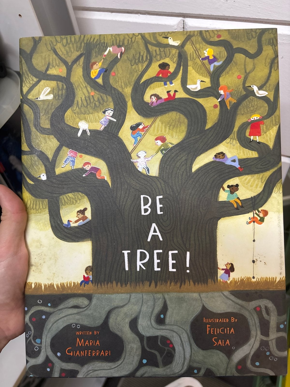 Be A Tree! - Prentenboek over natuur en verbinding, Ophalen of Verzenden, Zo goed als nieuw, 3 tot 4 jaar