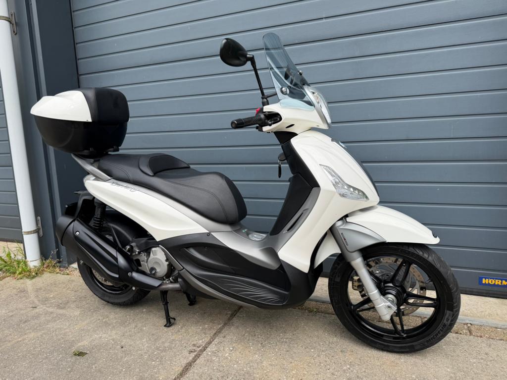 Piaggio Beverly 350 sporttouring: ZGAN, 11.000KM, Topkoffer, Occasion, Bedrijf, Minimaal motorrijbewijs A2, Handgeschakeld