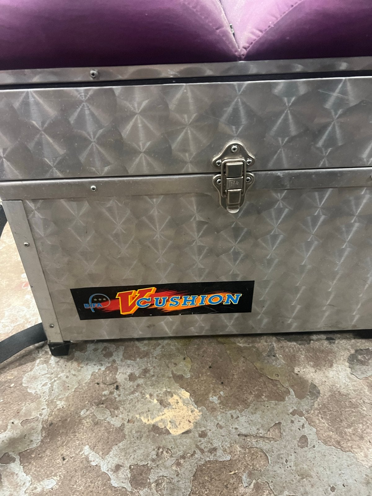 Foto 4 van V-Cushion stoel - paars met metalen frame