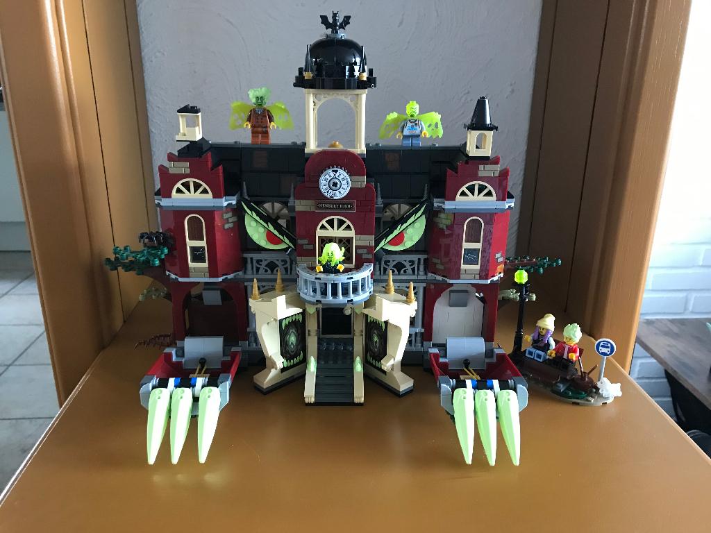 lego 70425 Newbury Haunted High School