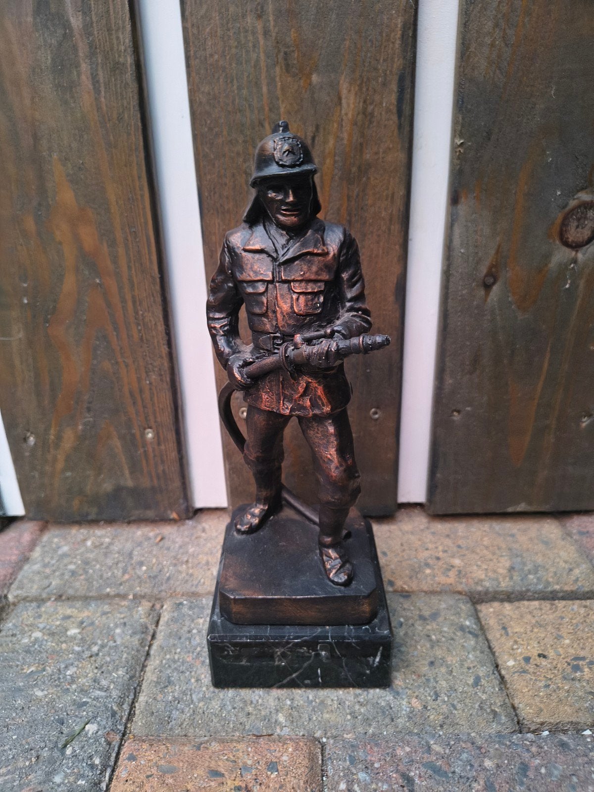 beeld van een brandweerman op sokkel, Ophalen of Verzenden, Brons, 20 - 50 cm, Op sokkel