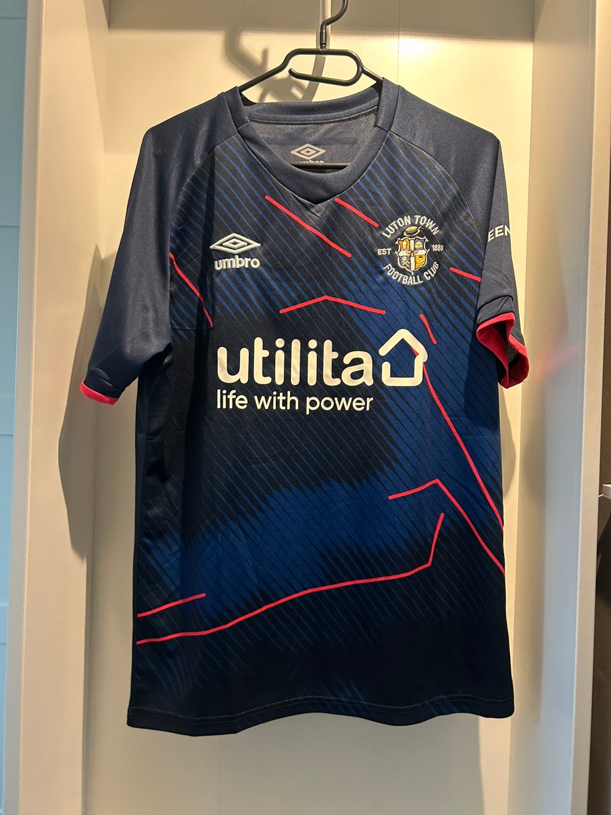 Luton Town 3rd shirt 23/24 Issa Kabore, Ophalen of Verzenden, Zo goed als nieuw, Shirt