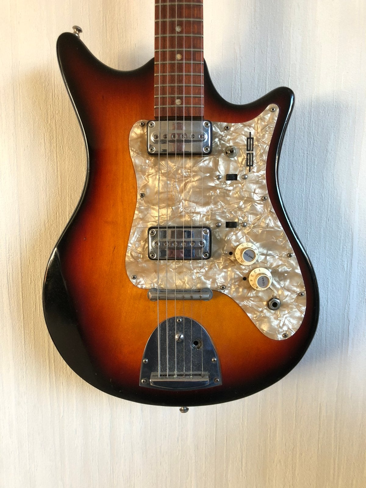 Egmond gitaar tremolo GEZOCHT, Muziek en Instrumenten, Snaarinstrumenten | Gitaren | Elektrisch, Ophalen, Zo goed als nieuw