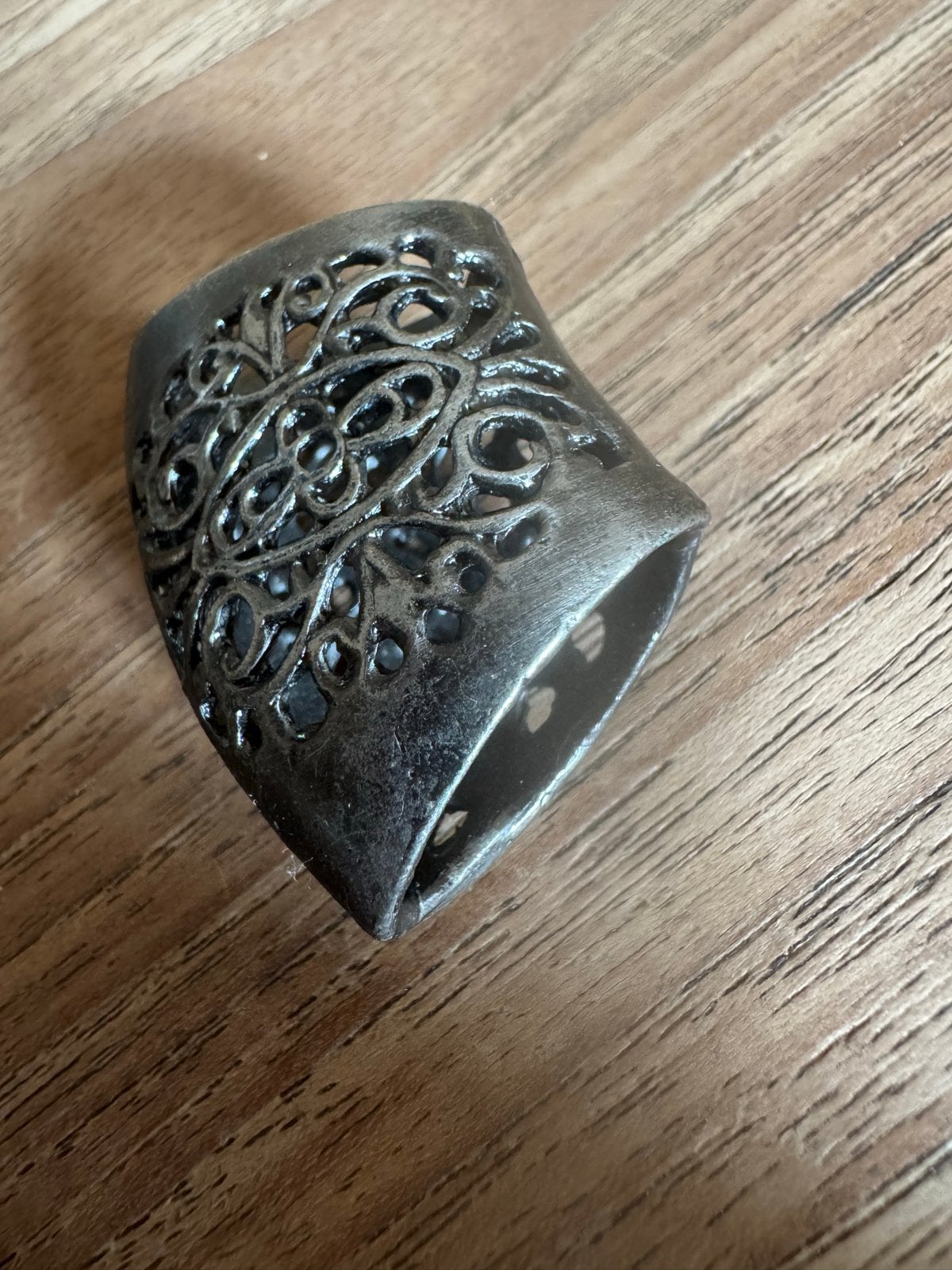 Unieke zilverkleurige sjaalklem met opengewerkt design, Ophalen of Verzenden, Zo goed als nieuw, Zilver, Overige materialen