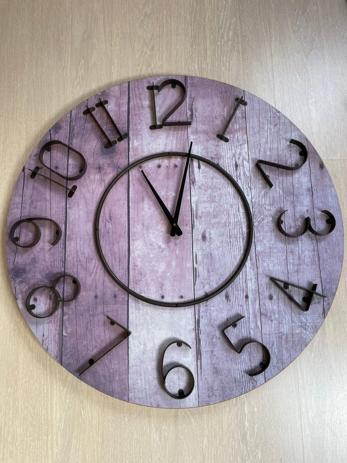Grote klok paars met diameter van 70cm, Ophalen, Gebruikt, Wandklok