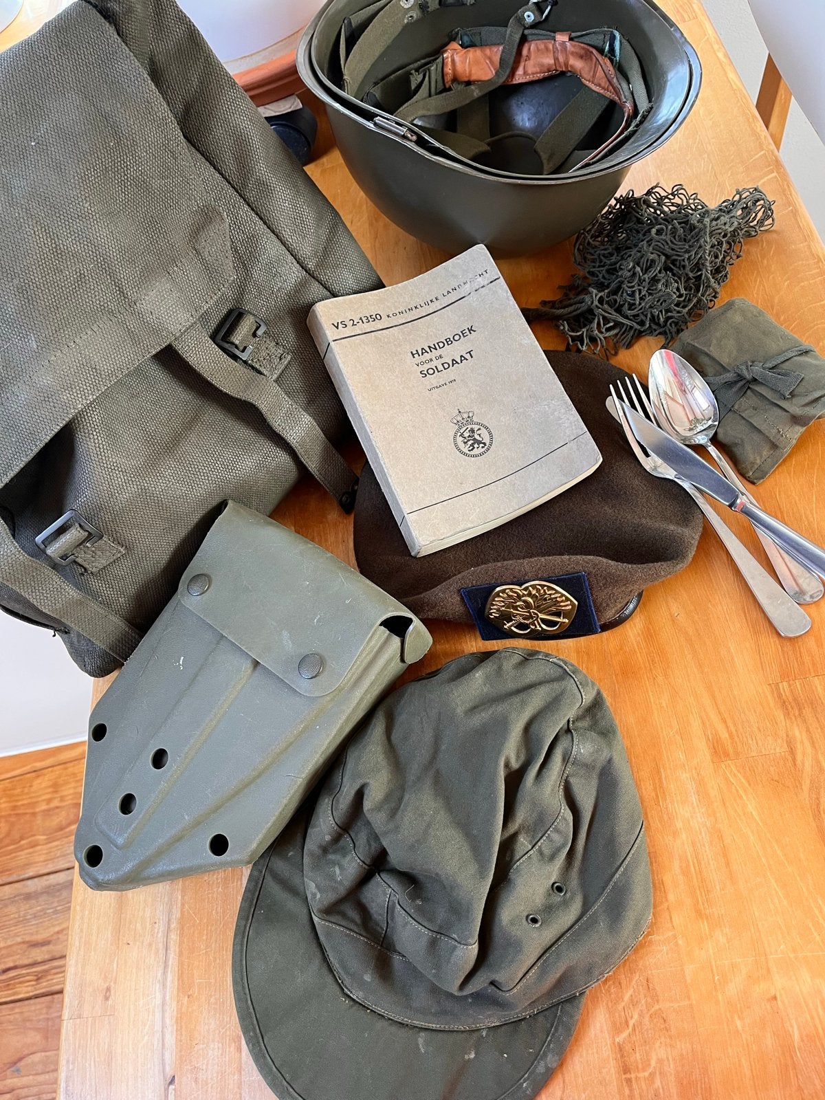 Originele vintage pukkel met handboek en accessoires, Verzamelen, Ophalen, Landmacht, Nederland, Overige typen