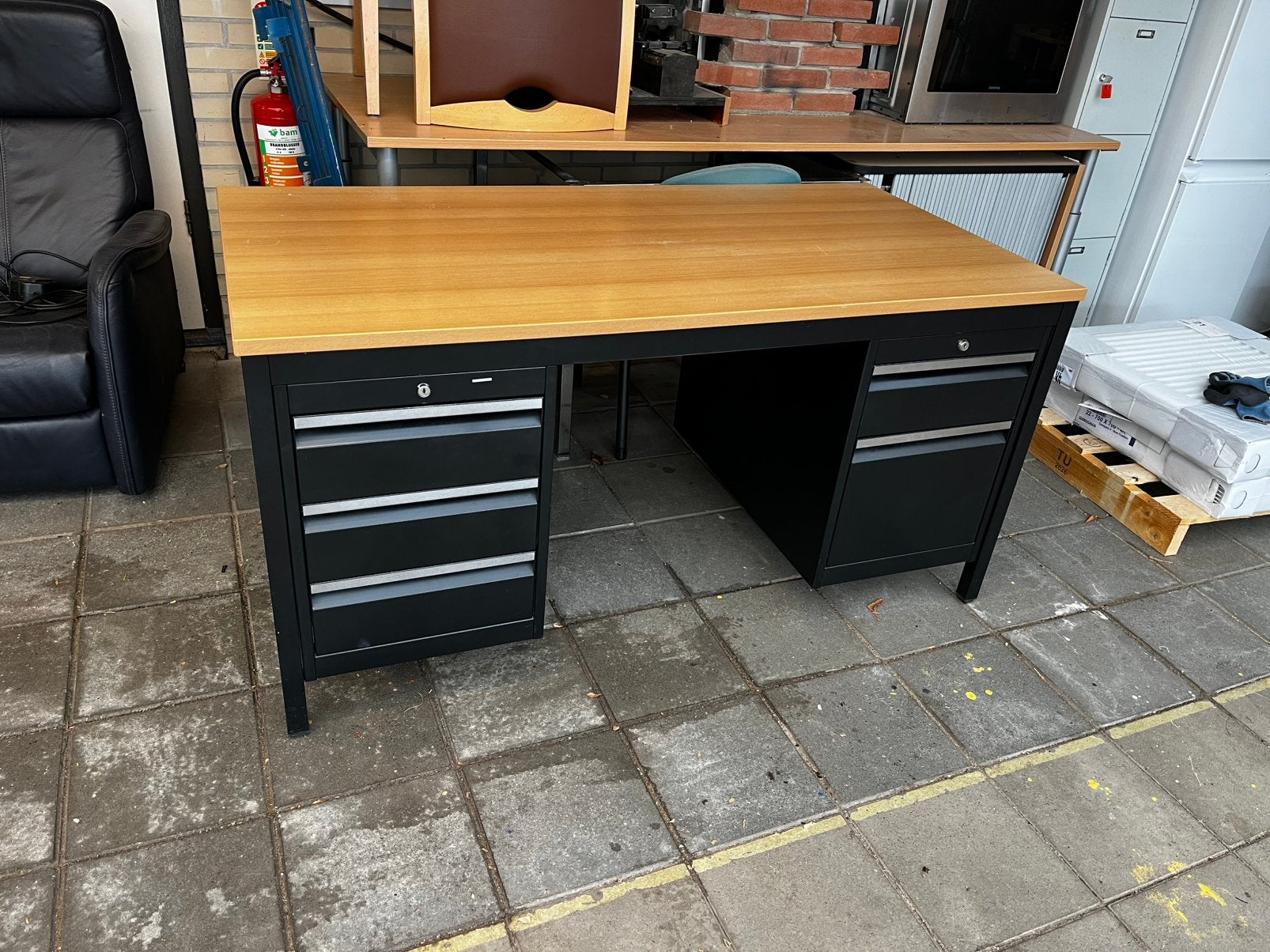 Bureau staal donkerbruin met houtmotief blad, Ophalen, Opbergruimte, Gebruikt, Metaal
