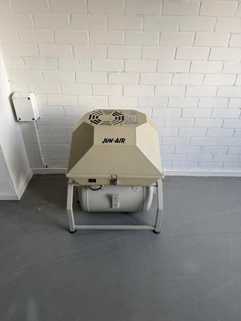 Jun-Air 2000-40PD2 olie vrije stille compressor, 25 tot 100 liter, Ophalen, Zo goed als nieuw, Olievrij