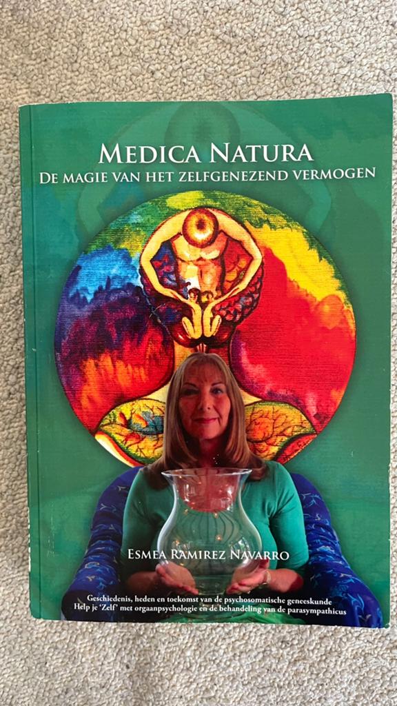 Medica Natura: De Magie van het Zelfgenezend Vermogen, Ophalen of Verzenden, Zo goed als nieuw, Spiritualiteit algemeen, Achtergrond en Informatie