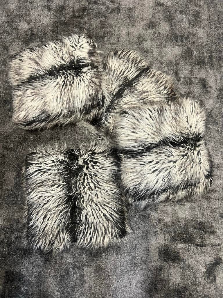 Set van 4 zwart-witte pluizige bond kussens, Ophalen of Verzenden, Zo goed als nieuw, Zwart, Vierkant