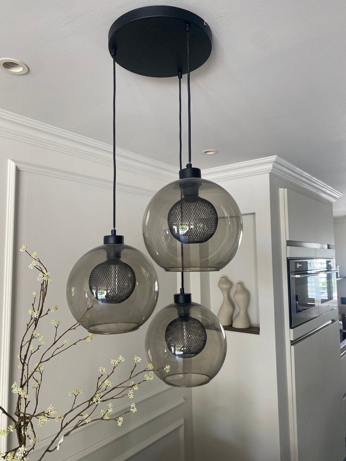 Moderne hanglamp met 3 glazen bollen, Huis en Inrichting, Lampen | Hanglampen, Ophalen, Zo goed als nieuw, Glas, 75 cm of meer