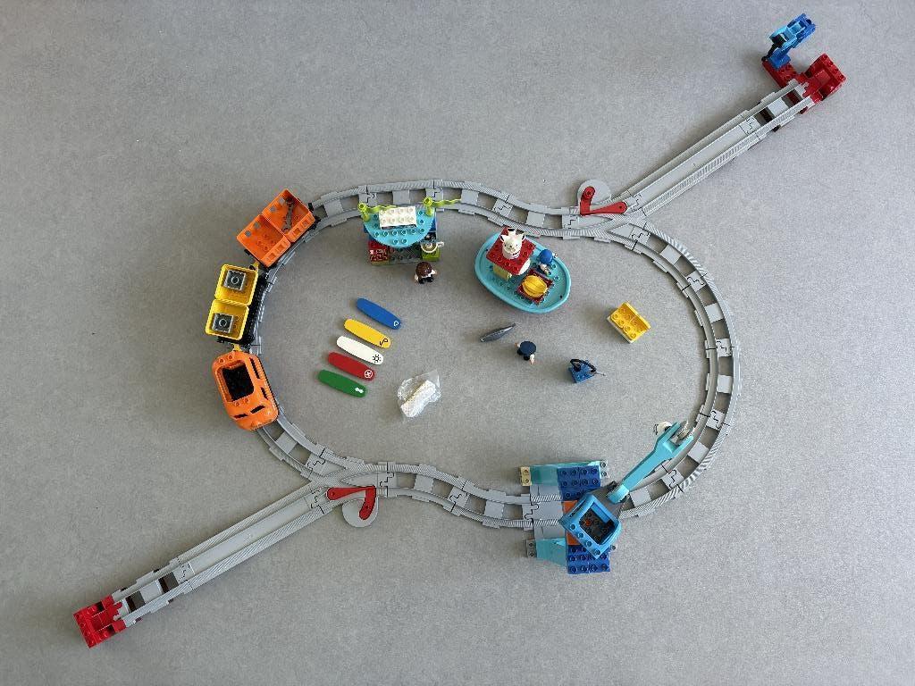 LEGO DUPLO Goederentrein (10875) + treinrails (10882), Ophalen, Gebruikt, Compleet, Duplo