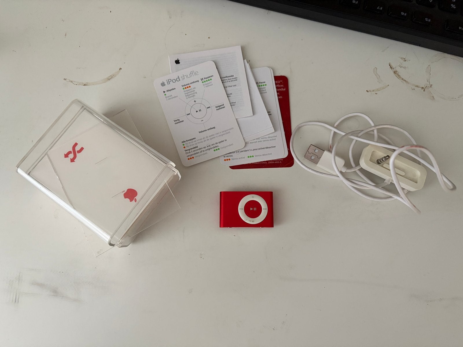 Rode Apple iPod Shuffle (PRODUCT)RED met accessoires, Audio, Tv en Foto, Zo goed als nieuw, Overige kleuren, Shuffle, Minder dan 2 GB