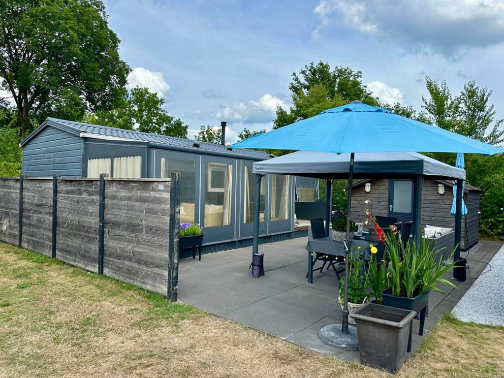 Te koop (zonder staandplaats) mooie chalet met toebehoren, Tot en met 6