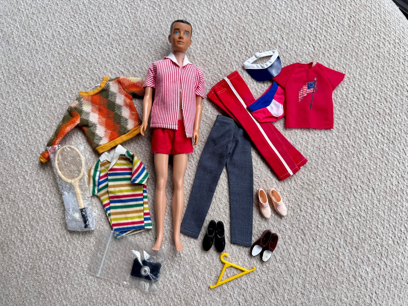 Vintage Ken pop met veel kleding en camera en tennis racket, Ophalen of Verzenden, Gebruikt, Pop