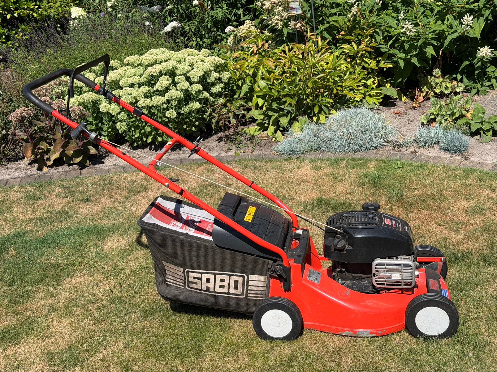 Nette Sabo Compact 43 Benzine-gazonmaaier., Tuin en Terras, Grasmaaiers, Ophalen, Cirkelmaaier, Zo goed als nieuw, Opvangbak