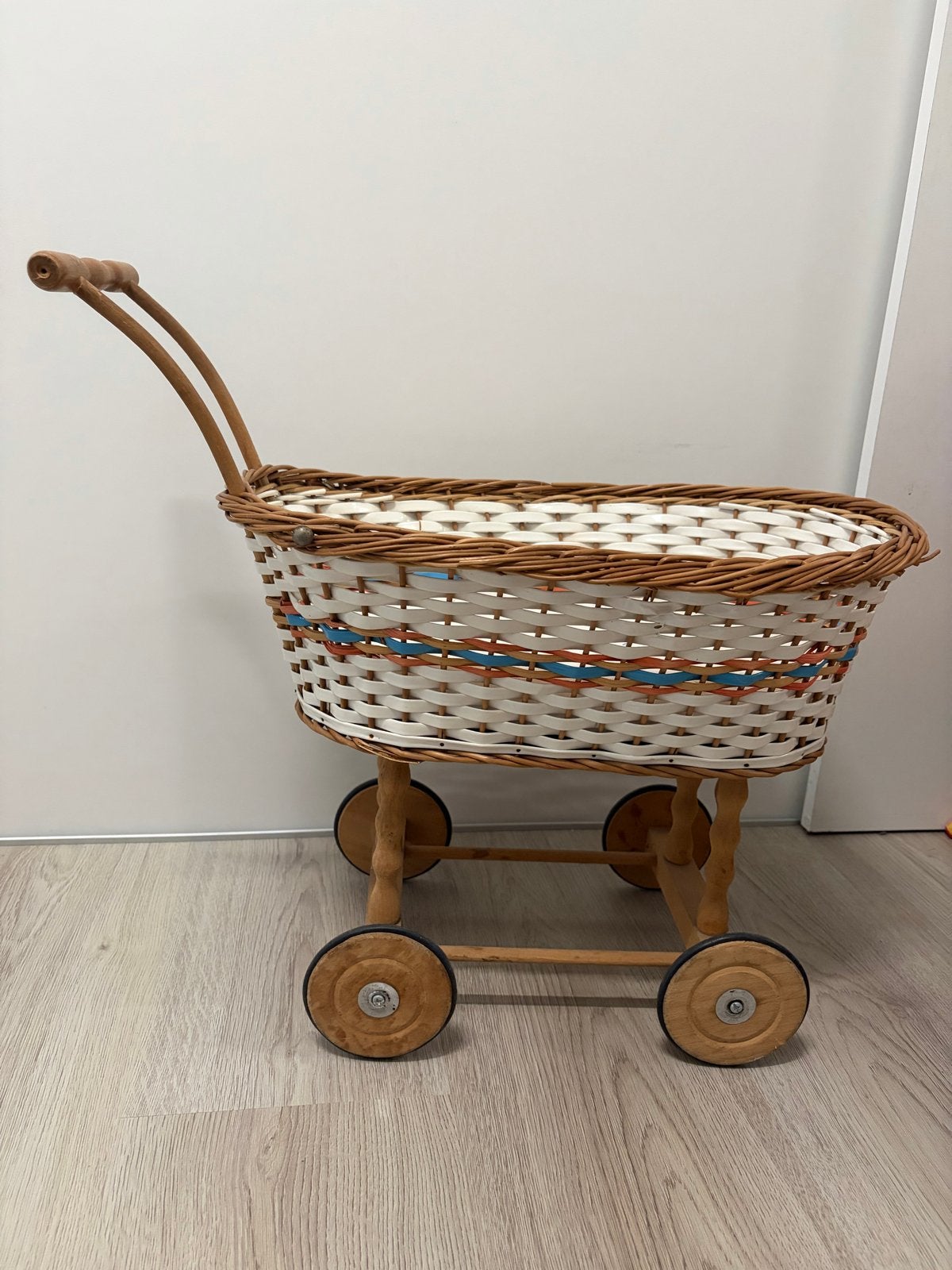 Vintage rieten poppenwagen met houten onderstel, kapotte kap, Ophalen, Gebruikt, Overige typen