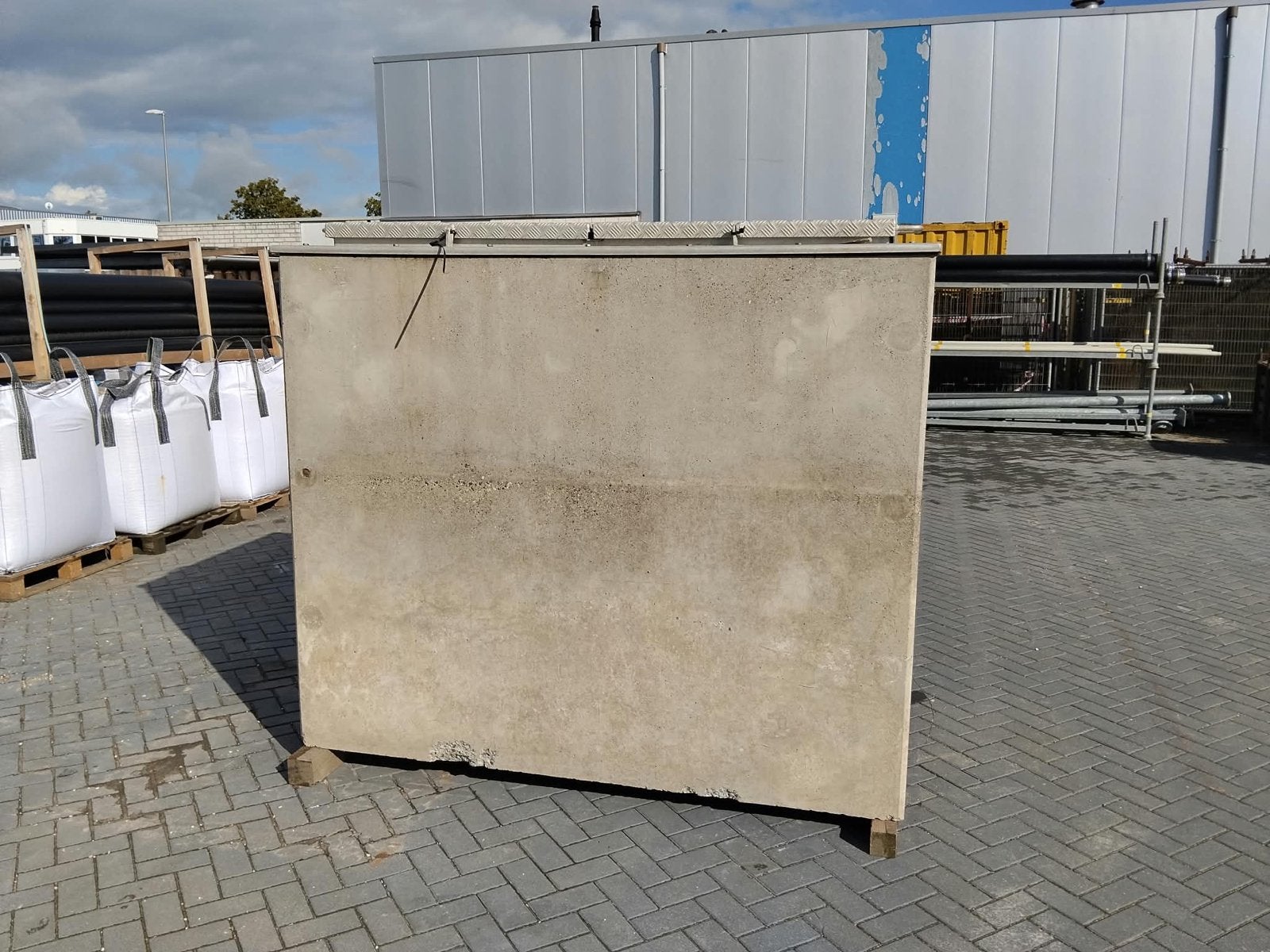 Betonnen put met aluminium deksel en diversen sparingen., Doe-het-zelf en Verbouw, Ophalen, Gebruikt