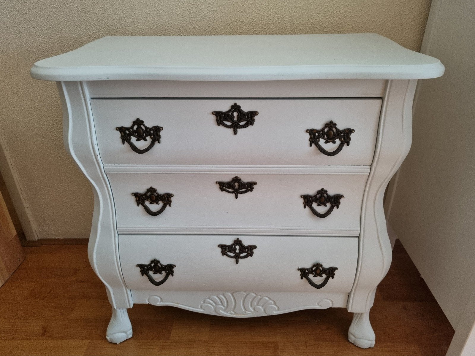 Titel: Prachtig wit brocante buikkastje / ladekast (3 lades), Ophalen, 50 tot 100 cm, Zo goed als nieuw, 3 of 4 laden