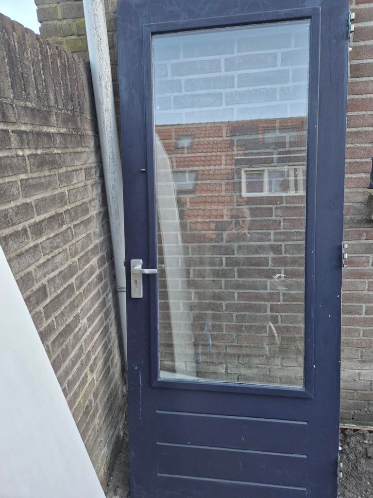 Stevige donkerblauwe buitendeur met glas, Ophalen, Gebruikt, 80 tot 100 cm, Buitendeur