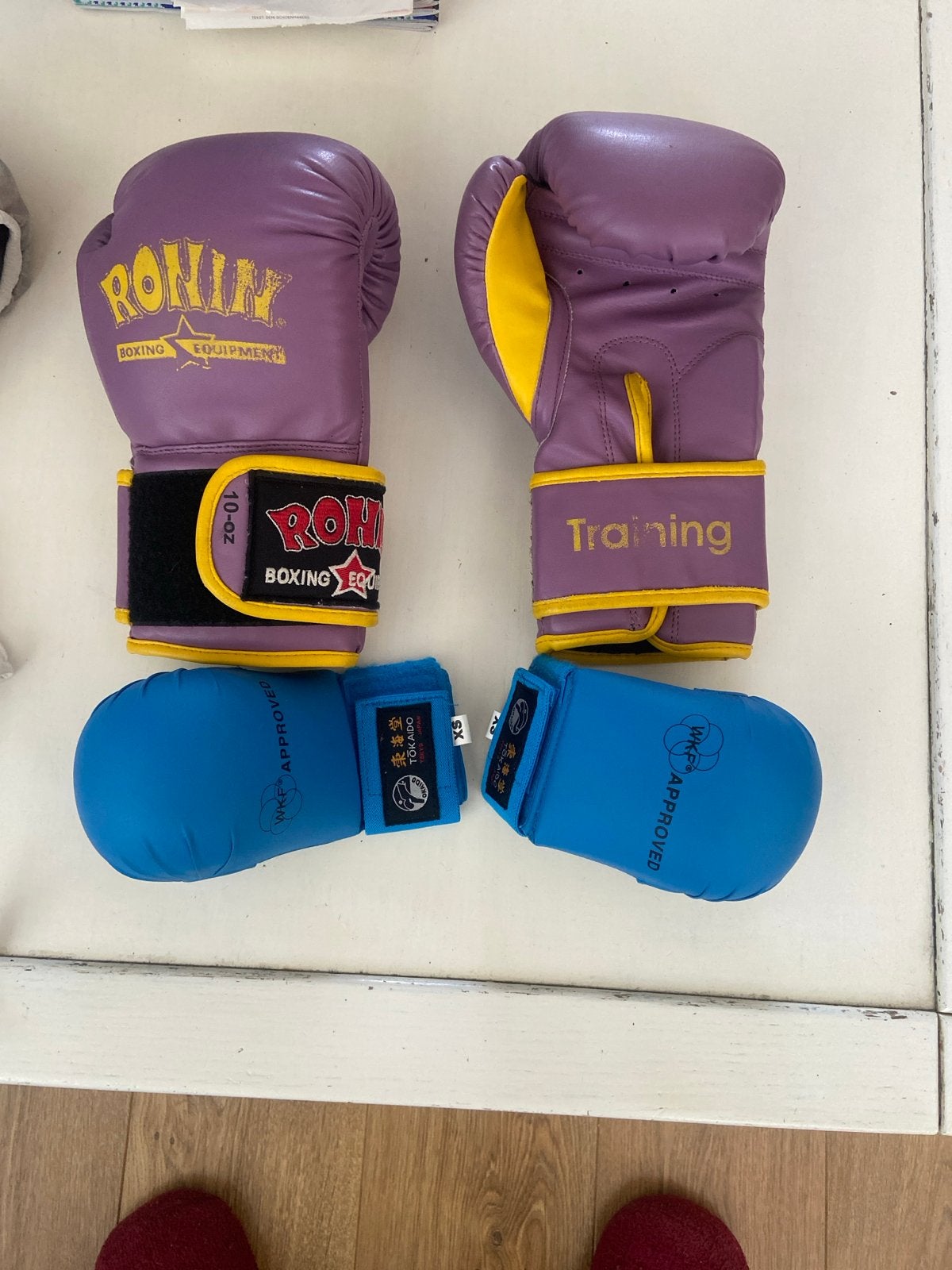 Bokshandschoenen en karatehandschoenen set, Sport en Fitness, Vechtsporten en Zelfverdediging, Gebruikt, Maat XS of kleiner, Vechtsportbescherming