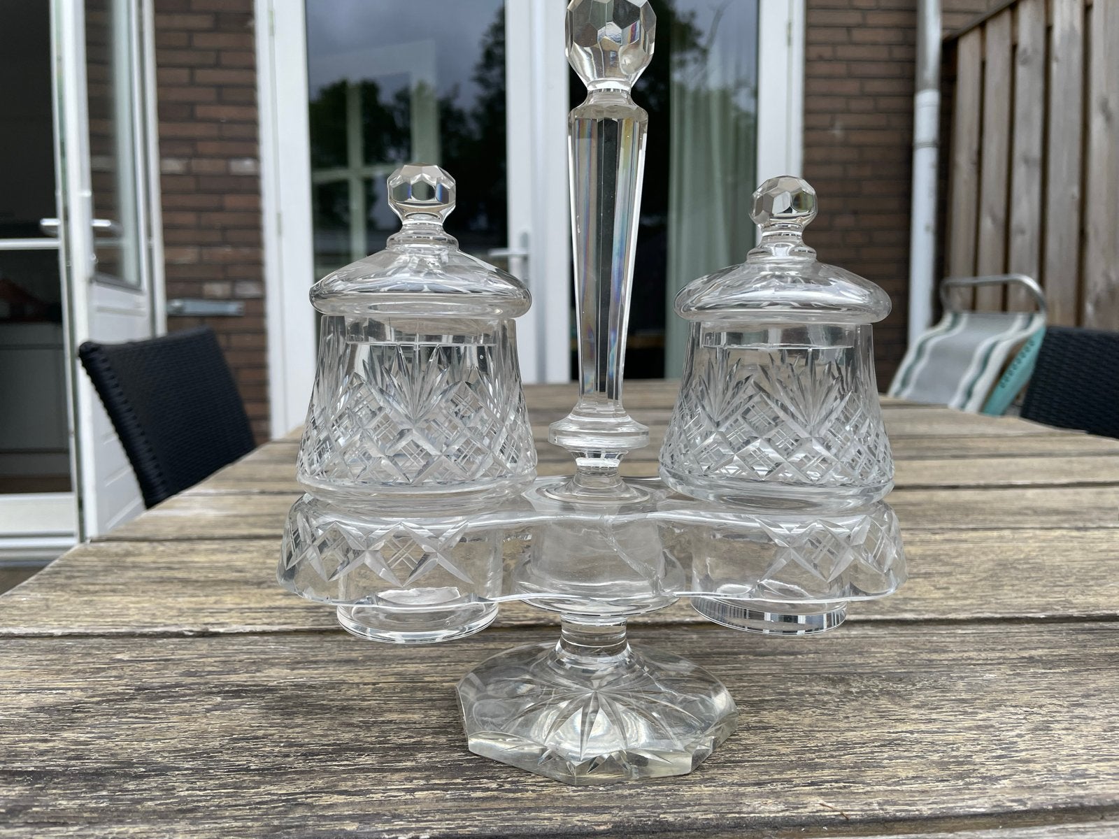 2 Antieke kristallen cruet sets met 4 flessen, Ophalen