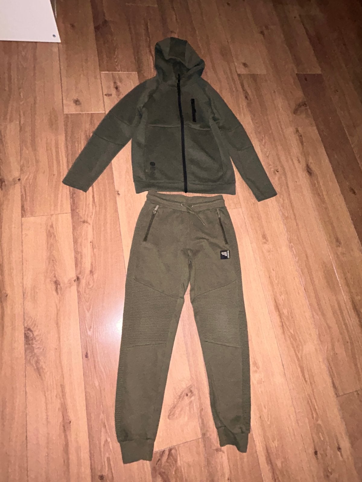 Leger groen kaki pak joggingpak maat 140 146 10 11 jaar, Ophalen of Verzenden, Zo goed als nieuw, Jongen of Meisje