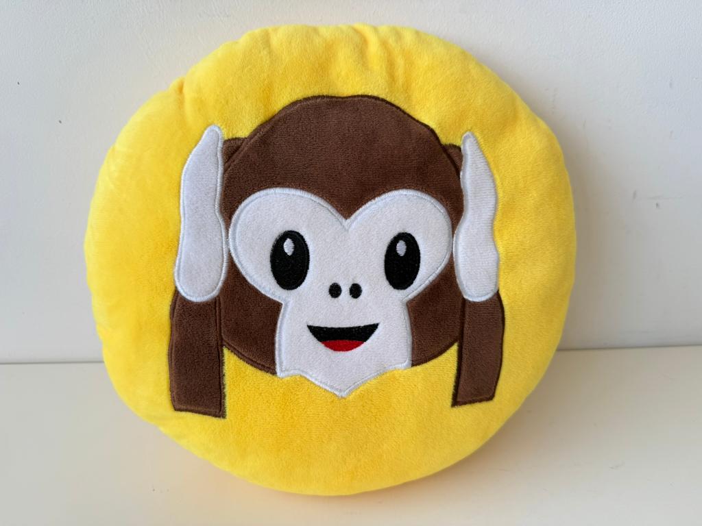 Knuffel rond geel kussen aap met handen op oren 30cm / Emoji, Ophalen of Verzenden, Zo goed als nieuw, Kleed of Kussen