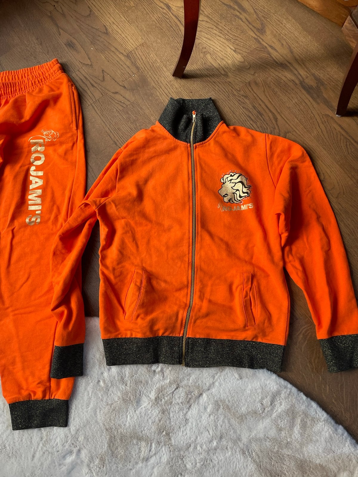 Oranje trainingspak met leeuwenprint - Maat L/XL, Ophalen of Verzenden, Zo goed als nieuw, Maat 42/44 (L), Oranje
