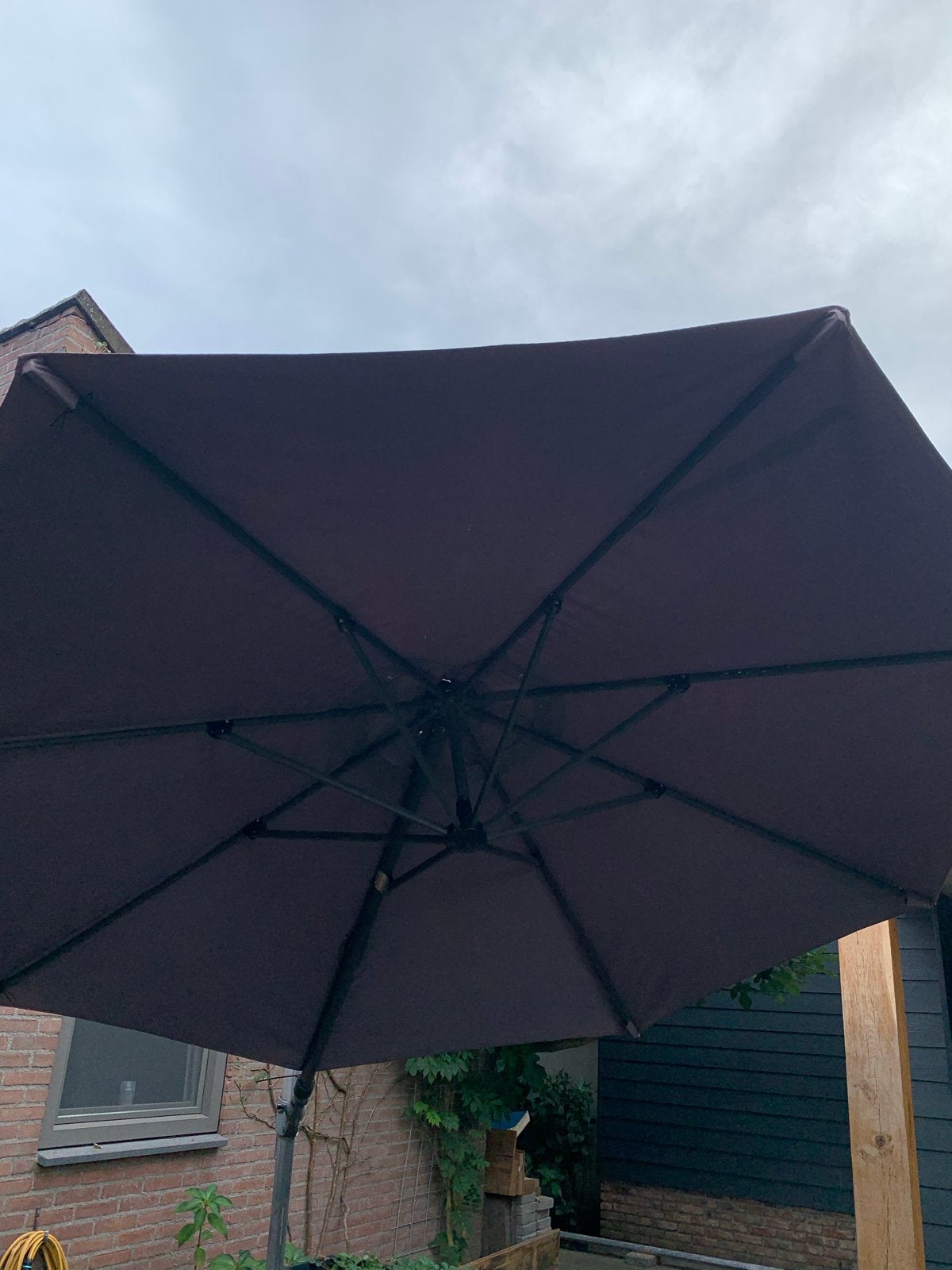Zweefparasol met granieten voet