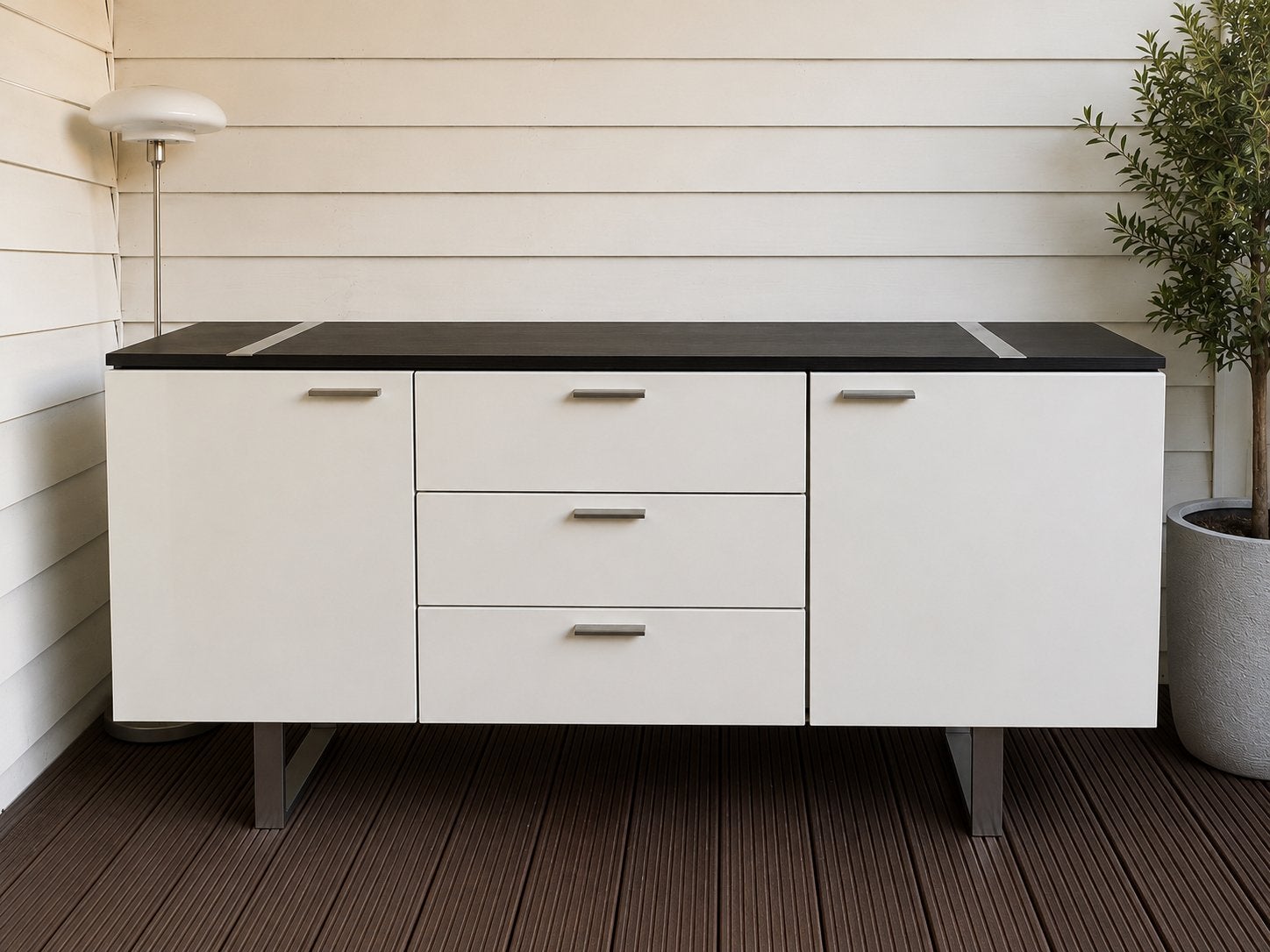 Design dressoir donkerbruin/wit | Hartog Wonen | Modern, Ophalen, Gebruikt, 150 tot 200 cm, Met lade(s)
