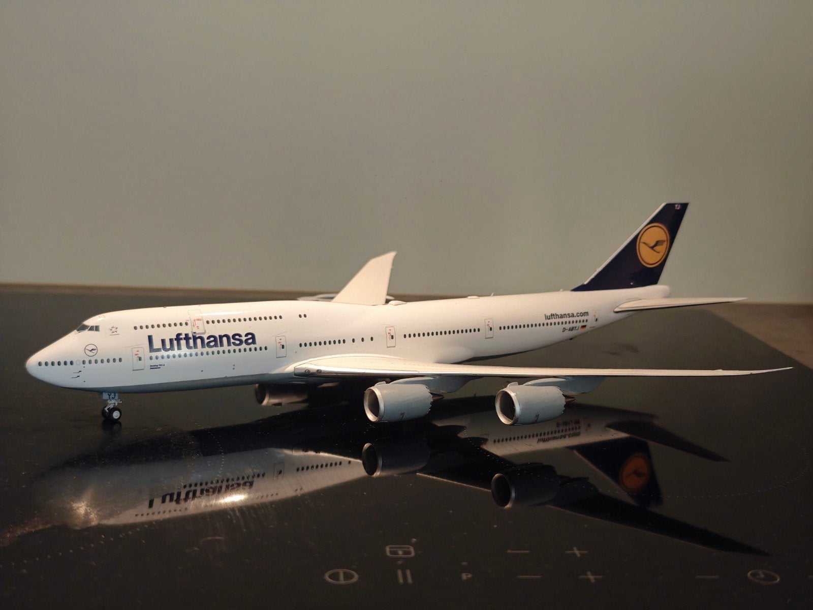 Custom JC Wings 1:200 Lufthansa 747-8, Ophalen of Verzenden, Zo goed als nieuw, Schaalmodel
