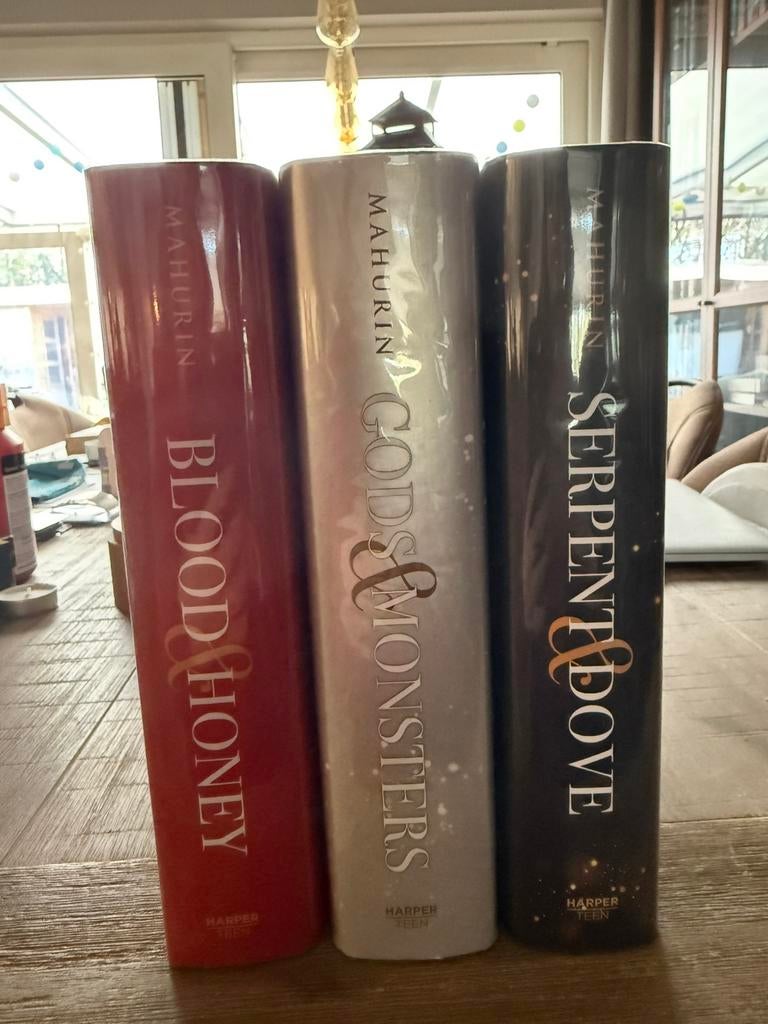 Fairyloot signed Serpent and Dove, Boeken, Fantasy, Ophalen of Verzenden, Zo goed als nieuw