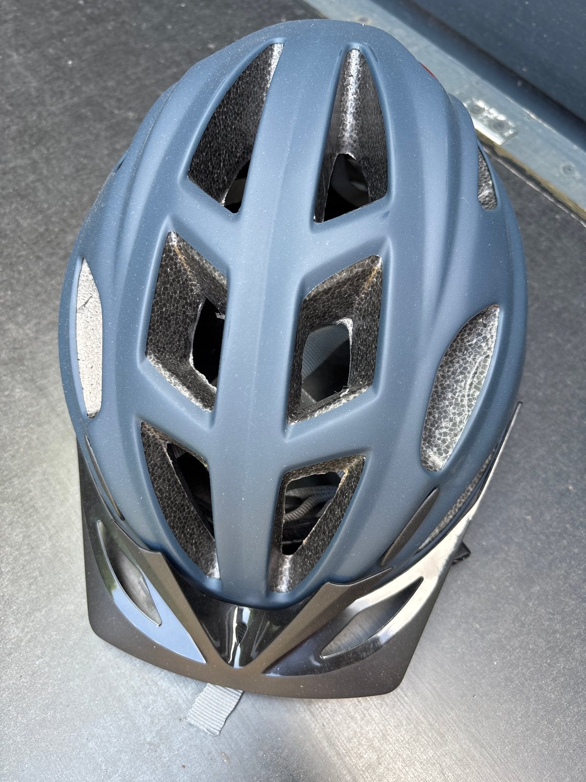 POUSPORT Fietshelm met LED-achterlicht nieuwstaat, Fietsen en Brommers, Fietsaccessoires | Fietshelmen, Ophalen, Zo goed als nieuw
