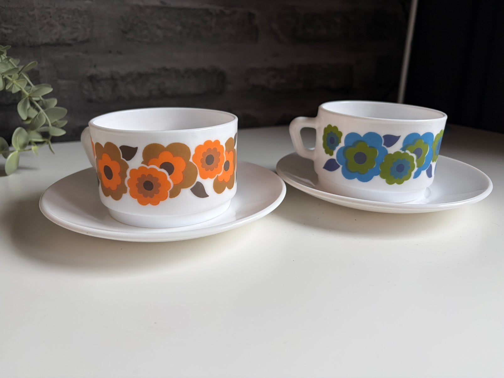 Vintage Arcopal France kop en schotel set retro bloemen, Gebruikt, Overige merken, Vintage, Ophalen of Verzenden