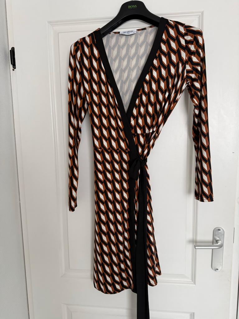 By Swan Paris overslagjurk met geometrische print, Kleding | Dames, Maat 38/40 (M), Bruin, Ophalen of Verzenden, Zo goed als nieuw