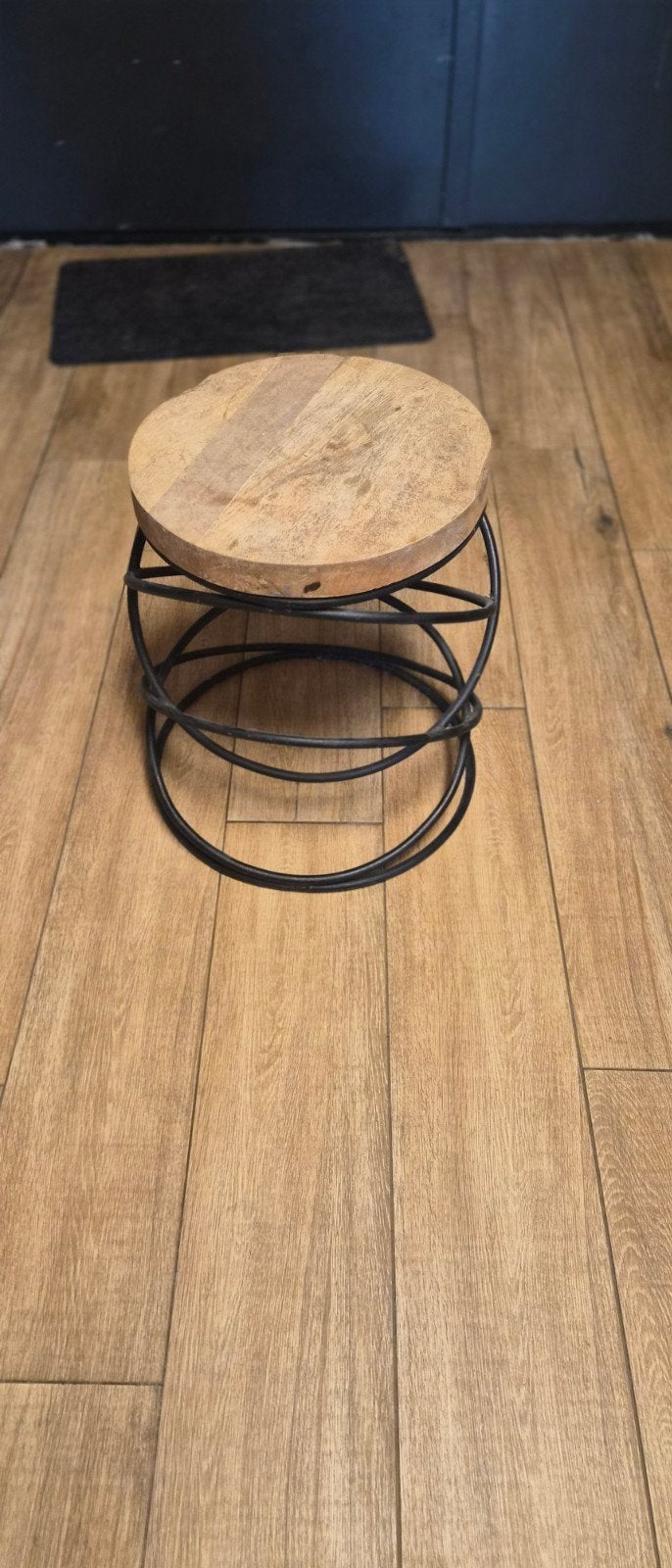 Decoratieve bijzettafel met houten blad en metalen spira, Ophalen of Verzenden, Gebruikt, Hout
