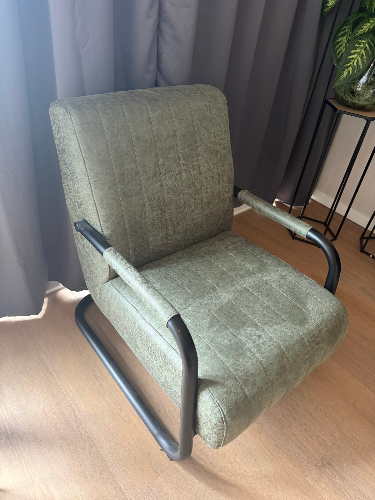 Groene fauteuil met zwart metalen frame, Huis en Inrichting, Stoelen, Ophalen, Gebruikt, Overige kleuren, Metaal