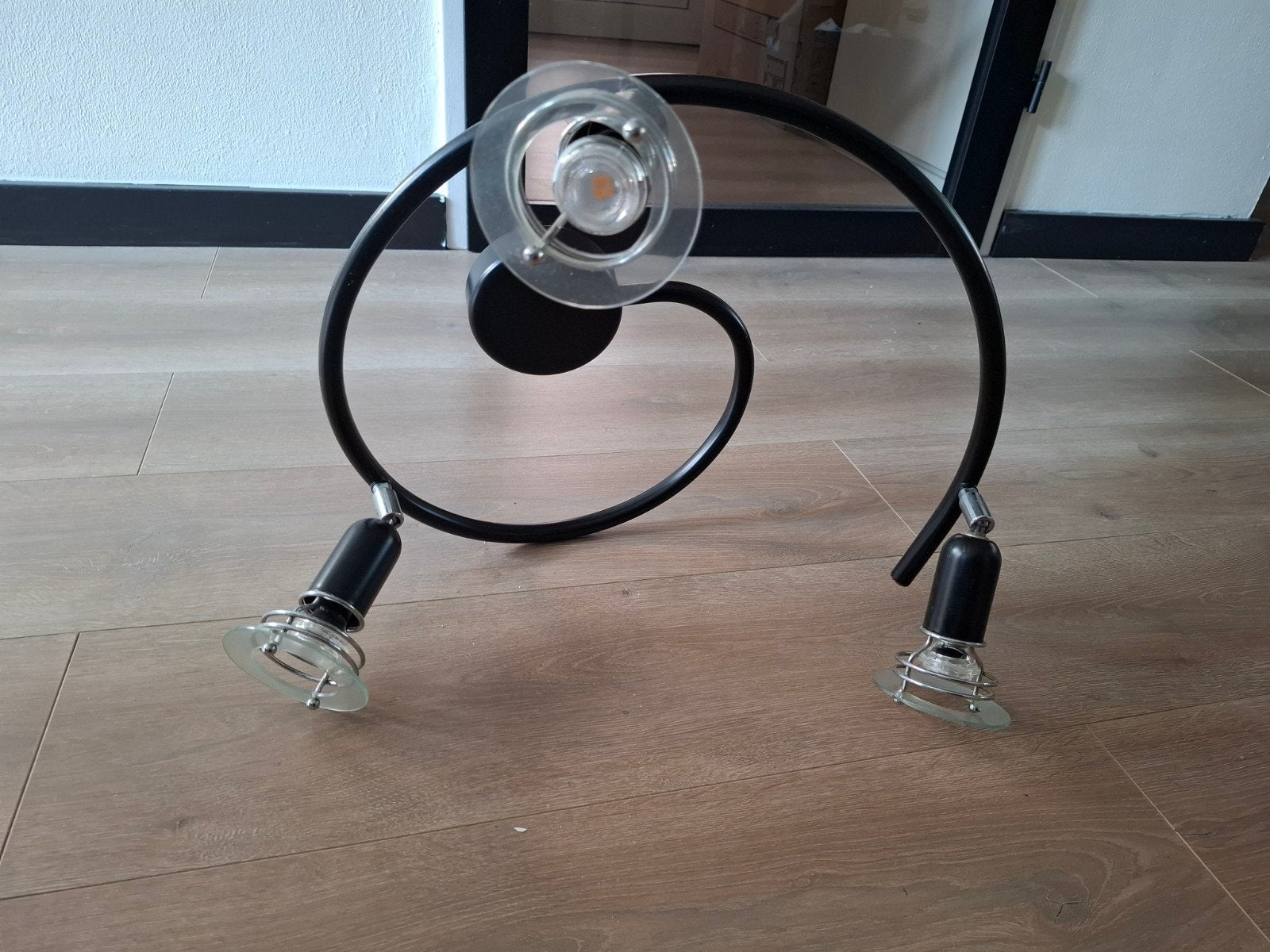 Zwarte spiraalvormige spot met 3 lampen, Huis en Inrichting, Ophalen, Gebruikt, Geschikt voor plafondmontage, Metaal