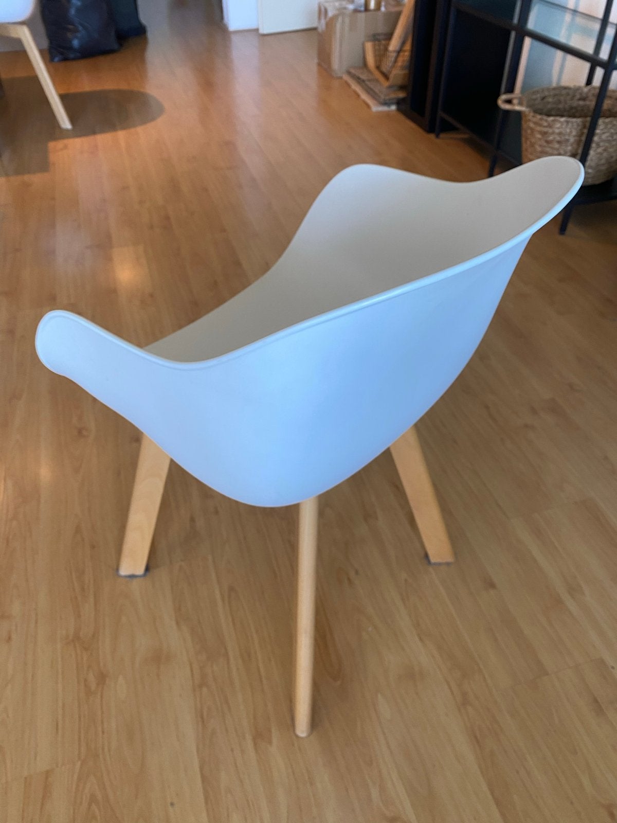 Moderne witte kuipstoel eetkamerstoel met houten by poten, Huis en Inrichting, Stoelen, Ophalen, Gebruikt, Wit, Eén