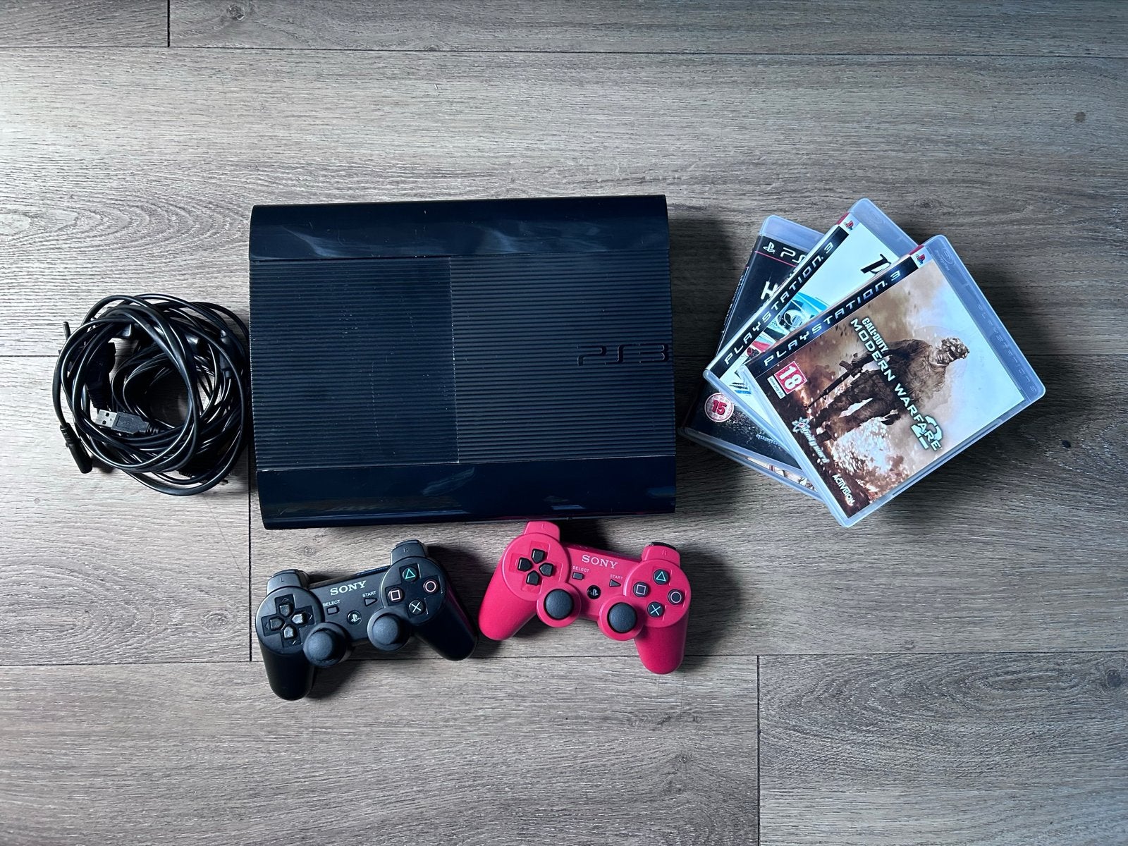 PlayStation 3 Super Slim met 2 controllers en 4 games, Super Slim, Met 2 controllers, Gebruikt, Met games