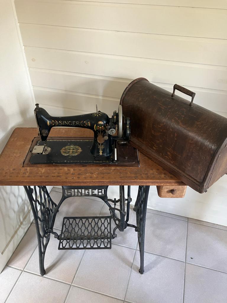 Antieke Singer Naaimachine met Houten Tafel en Accessoires, Ophalen