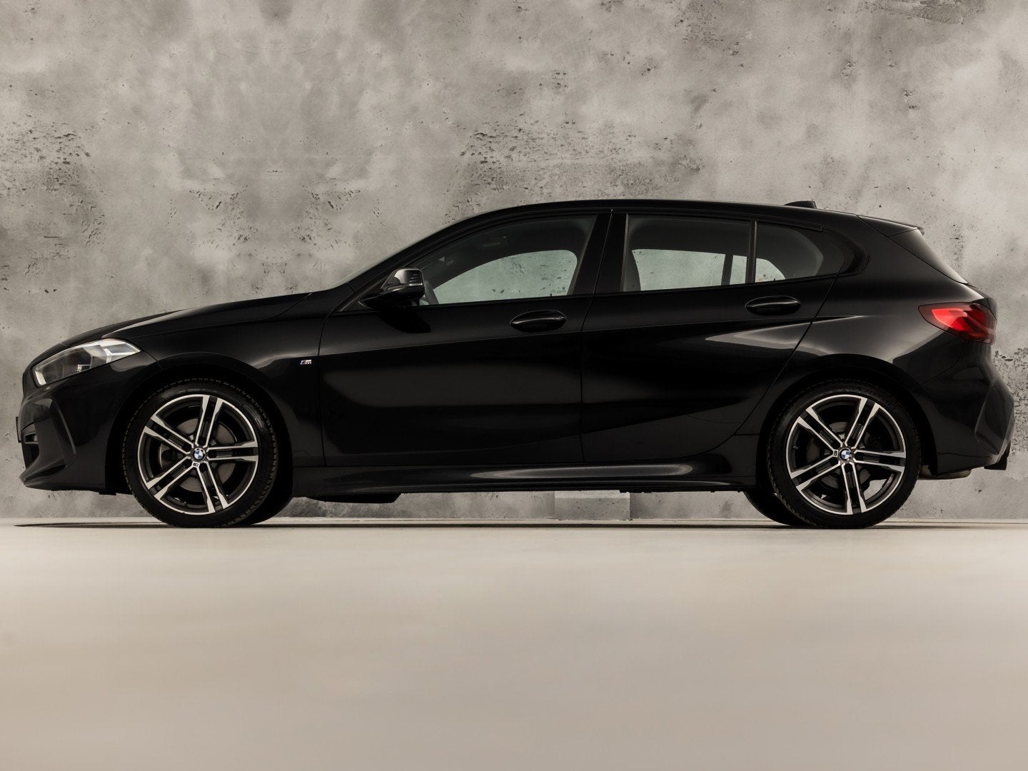 BMW 1 Serie 118i M Sport High Executive Automaat (KUIPSTOELE, Auto's, BMW, 12 maanden, Gebruikt, Zwart, Bedrijf